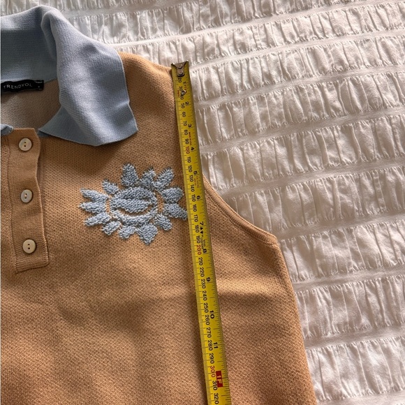 Trendyol Tan Sleeveless Sweater with Blue Collar Fun Design - Picture 5 of 11